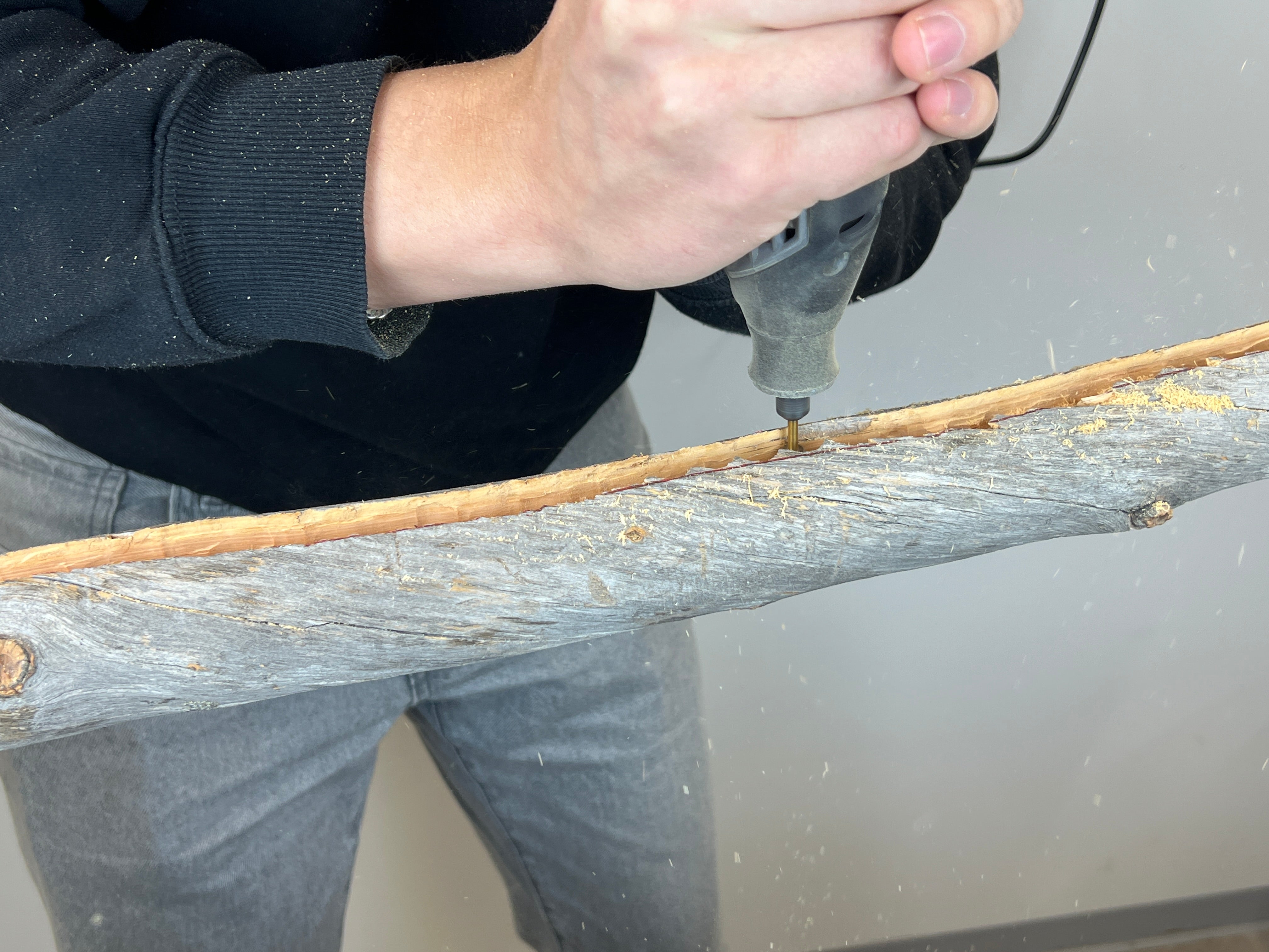 Työ-kuva Nordic Luxury Homesin käsintehtyjen puu- ja epoksi-tuotteiden valmistuksesta, työntekijät työpajassa ja yksityiskohtia puun ja epoksin käsittelystä modernissa pohjoismaisessa design-prosessissa